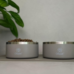 Flotte hundeskåle i lækker mokka farve. Tilfører et stilfuldt præg til dit hjem.