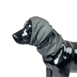 Ørebeskytter til hunde fremstillet i let, vandafvisende materiale – perfekt til regnfulde gåture og spisetid