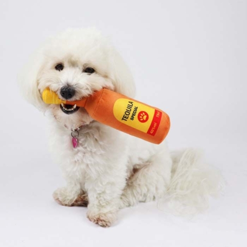 Sally med sin Fest Plysflaske med Tequila