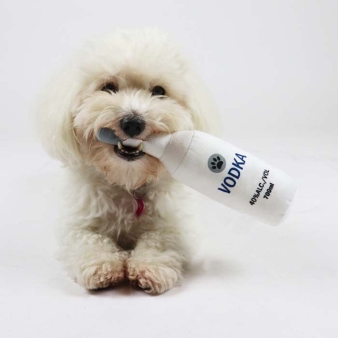 Sally med sin Fest Plysflaske med Vodka