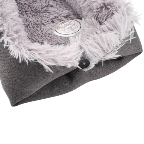 Sød hundeseng der lukkes med en knap. I blødt plys på den ene side og glat polyester på den anden.