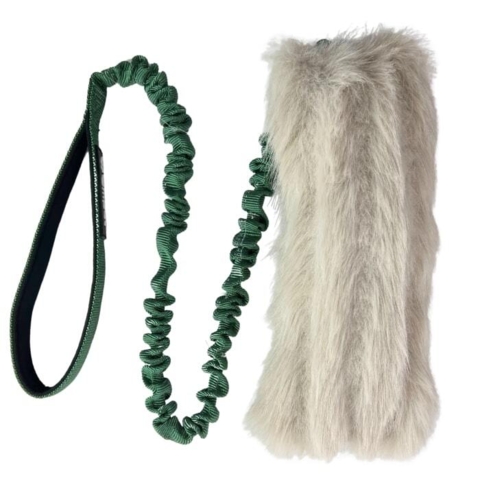 Belønningslegetøj til hunde i flot grøn farve. Denne er 100 cm. Denne har længere pels end de andre.