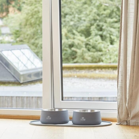 Moderne hundeskåle i Cool grey farve vil pynte i dit hjem.