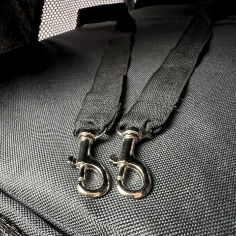 I hver kabine er der to karabinhager til at sikre din hund på gåturen