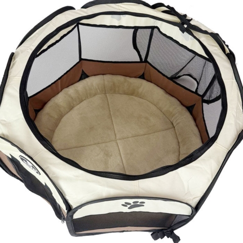 Den runde madras passer perfekt ned i vores Ollipet kravlegård