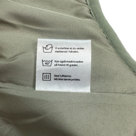 Ollipet Sirius de Luxe Dynejakke med refleks og sele - Vaskeanvisning Obs: Den fås kun i sand men funktionerne vises her på en anden farve