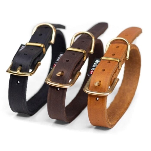 Lækre kvalitets læderhalsbånd til hunde. Fås i 3 fine farver og med fine messingdetaljer.