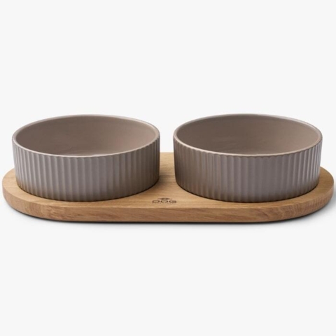Madskål og vandskål til din hund i en lækker Caffe Latte farve med en elegant træholder til.