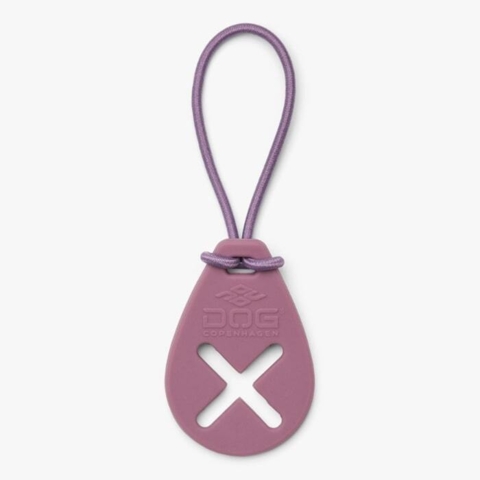En super smart hundepose holder fra den populære DOG Copenhagen Flexy serie. Ses her i farven lilla.