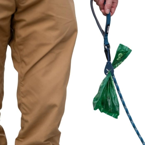 Hundepose holder til hundesnore. Så du ikke skal gå med posen i hånden indtil næste skraldepand.