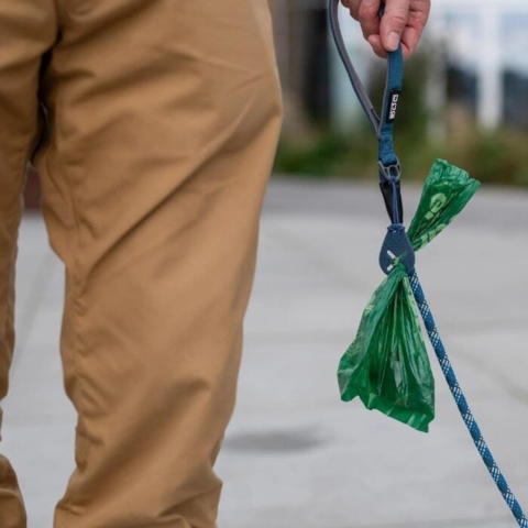 Smart holder til hundeposer. Så du ikke behøver at gå med hundeposen i hånden.