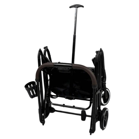 Innopet Nomad er desuden forsynet med en praktisk trækstang, der kan foldes ud efter behov, hvilket letter transporten