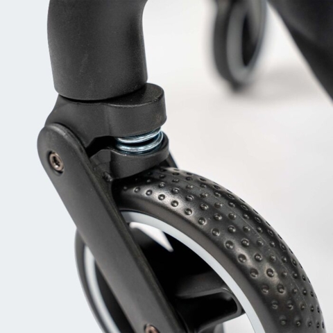 Massive hjul med god affjedring gør hundeklapvognen egnet til mange typer underlag