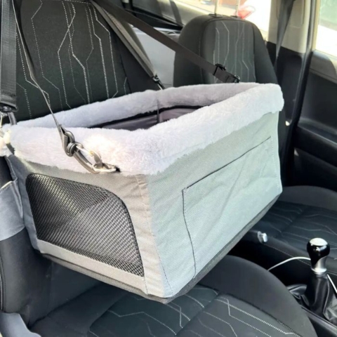 Pawise Deluxe Hundesæde har en blød og indbydende kant i plys giver ekstra komfor