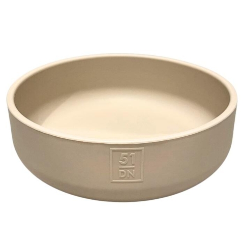 Beigefarvet madskål eller vandskål til hunde med skridsikker bund