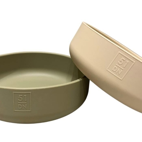 Den rummelige skål er ideel til både foder og vand – nem at rengøre og skridsikker