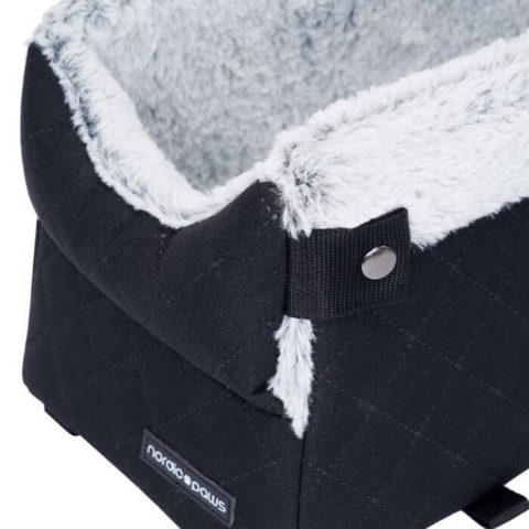 Super blødt autosæde til små hunde. Med en lidt lavere front så hunden kan se ud