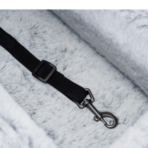 Et komfortabelt bilsæde med lækkert plysstof indvendigt og smart line til fastgørelse af hunden.