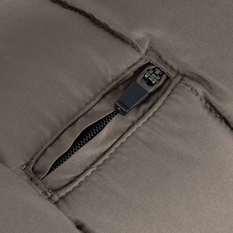 På ryggen finder du lynlåsåbning til fastgørelsen af hundesnoren til hundens sele