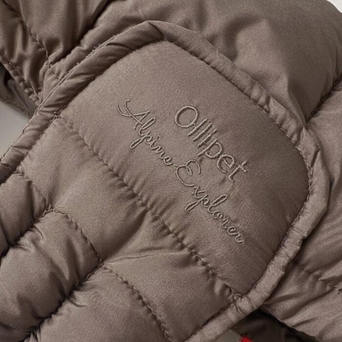 Hundejakken fra Ollipet Har flotte broderier på begge sider