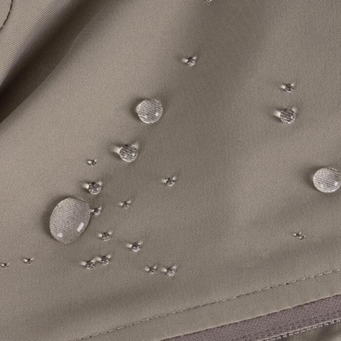 Regnjakke er lavet af vandafvisende materiale så hundens hud stadig kan ånde selvom den har regnjakke på.