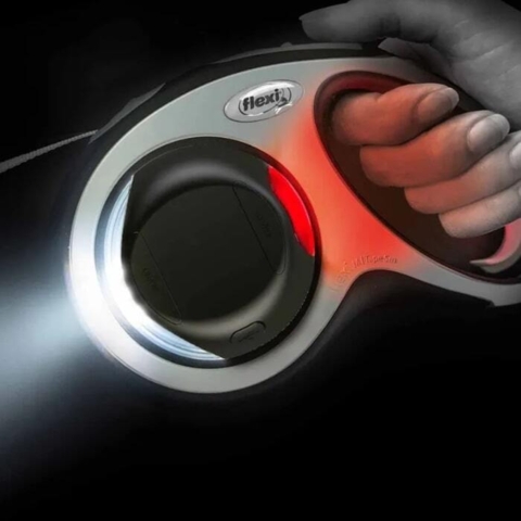 Denne smarte Flexi led lygte sættes fast på håndtaget af hundesnoren