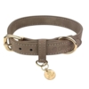 Lækkert læderlook hundehalsbånd fra Ollipet i flot Khaki farve.