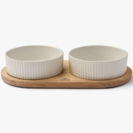 Mad- og vandskål til hund i flot Off White farve. Perfekt til ethvert hjem.