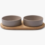 Madskål og vandskål til din hund i en lækker Caffe Latte farve med en elegant træholder til.