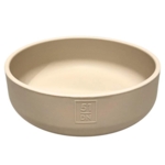 Beigefarvet madskål eller vandskål til hunde med skridsikker bund